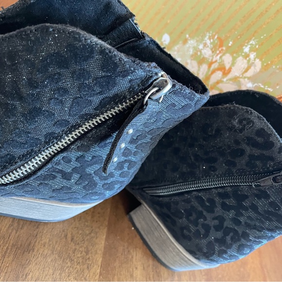 Buckle Very G Black Leopard-Print Ankle Booties - Picture 5 of 9